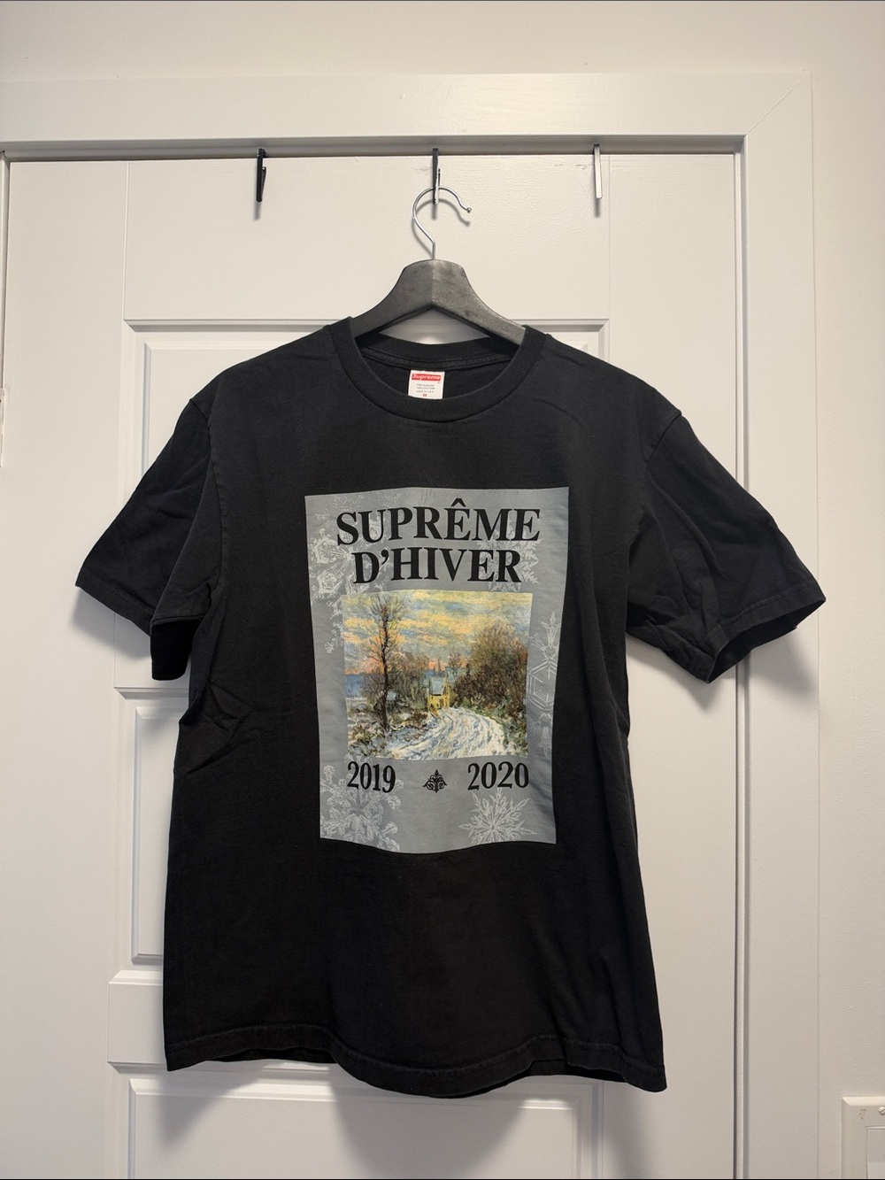 Supreme Black Graphic 'Suprême D'Hiver' Tee with Winter Scene